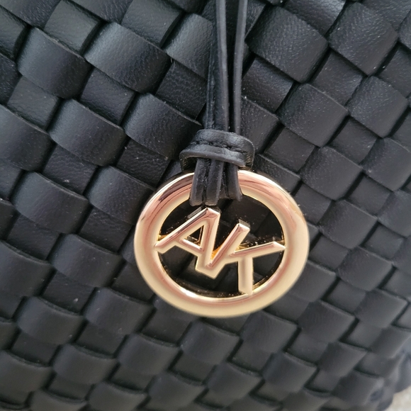 Anne Klein Black Vegan Woven Tote with Removable Clutch/Wristlet/Pouch NWOT 🌷🌷 - Picture 5 of 7
